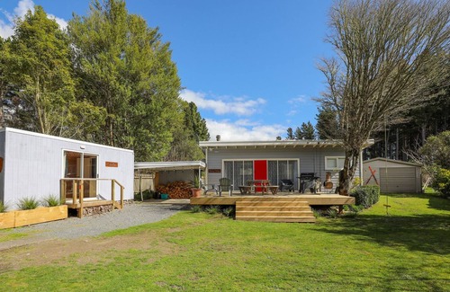Turangi House | THE FISHING COTTAGE - T?RANGI HOLIDAY HOME, with a garden in Turangi