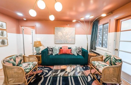 Columbia Apartment | The Flamingo Suite 1 King