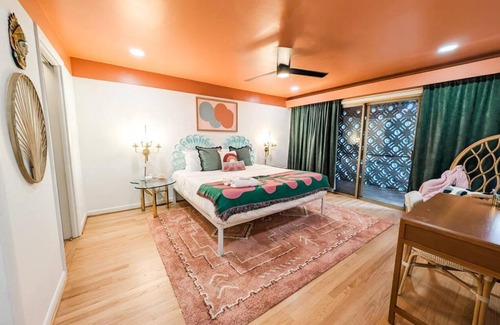 Columbia Apartment | The Flamingo Suite 1 King
