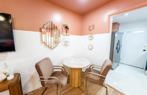 Columbia Apartment | The Flamingo Suite 1 King