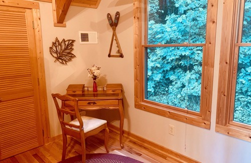 West Jefferson Cabin | The Flight Deck, Amazing Views, Sleeps 14, Firepit, Bunks, Game Room