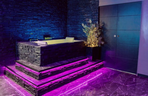 Coignieres Apartment | The Floor - Ombre D'Ebene Loft & private Jacuzzi