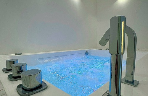 Coignieres Apartment | The Floor - Suite Passion d'Or & private Jacuzzi