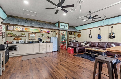 Brooksville Cottage | "The Florida Cracker "THE GREEN ROOM" READ our five stars review.