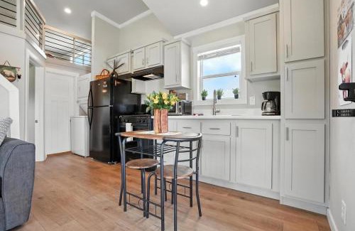 Custer House | The Fluffy Cow - BRAND NEW 1 BD CABIN