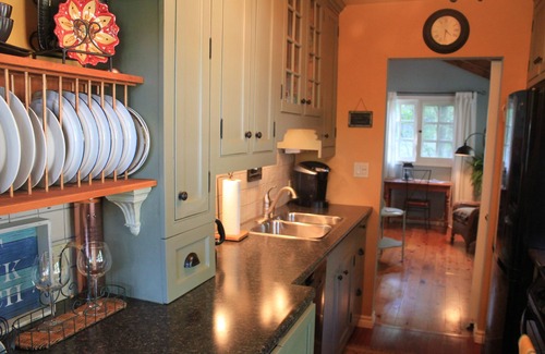 Historic Old Town Cottage | ~the FLYING CLOUD~ Romantic Cottage on the Woods near Lake Ontario!