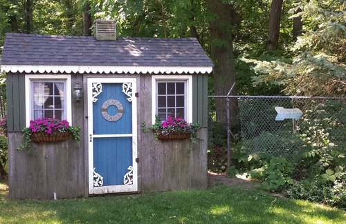 Historic Old Town Cottage | ~the FLYING CLOUD~ Romantic Cottage on the Woods near Lake Ontario!