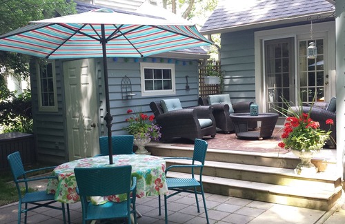 Historic Old Town Cottage | ~the FLYING CLOUD~ Romantic Cottage on the Woods near Lake Ontario!