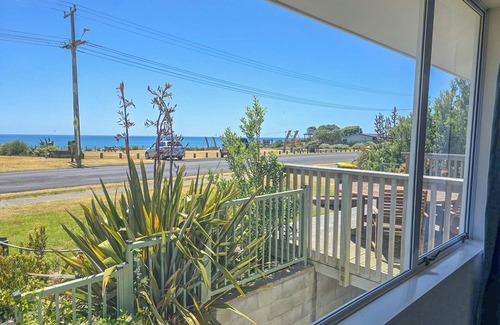 Pukehina House | The Flying Fox Bach