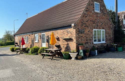 Yarm Cottage | The Forge - Sleeps 6 lounge double bed 2 bedrooms 4 singles 2 showers/kitchen