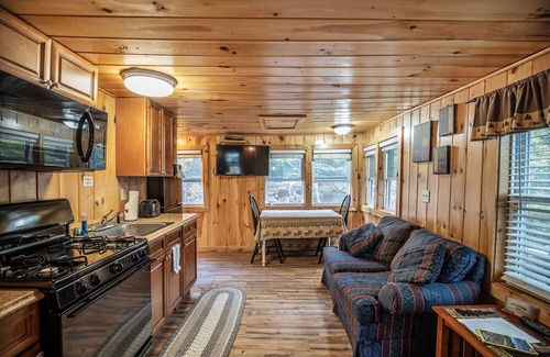 Lincoln Cabin | The Fox Hollow PARADISE GETAWAY at the PEMICABINS