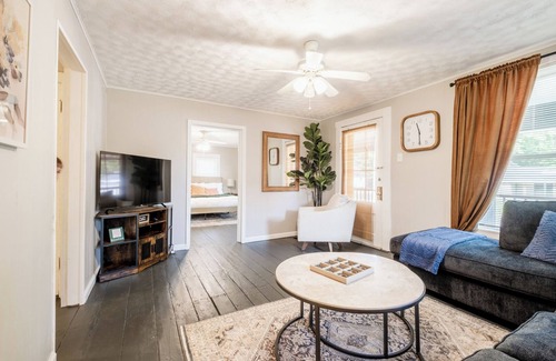 Pataskala House | The Fox's Den w King Bed-Fire Pit-Fenced Backyard