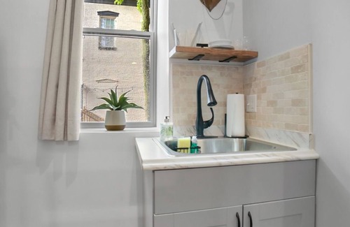 St. Charles Apartment | The Fox Suite at Divine Otter