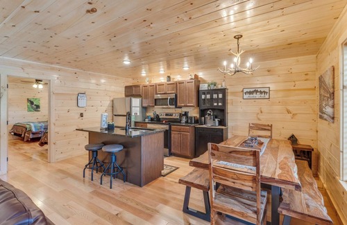 White Oak Lodge Cabin | The Foxtail Lodge - Bright, open spaces and a hot tub!