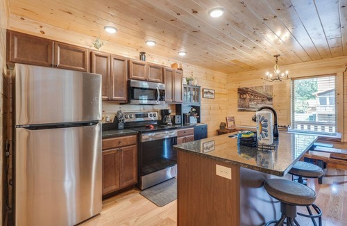 White Oak Lodge Cabin | The Foxtail Lodge - Bright, open spaces and a hot tub!