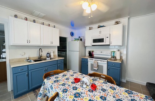 Colonial Beach Cottage | The Front Porch Cottage , Cozy and Close to Main Beach Activities