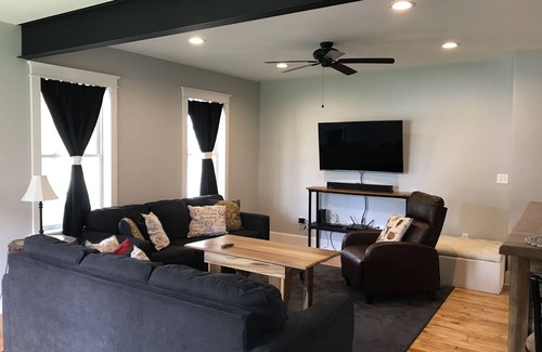Smyrna House | The Fuller House - 15 Mins from Colgate