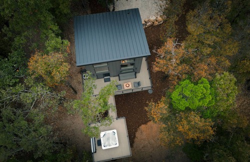 Hot Springs Cabin | The Grasshopper Treehouse, Hot Tub, Sleeps 6