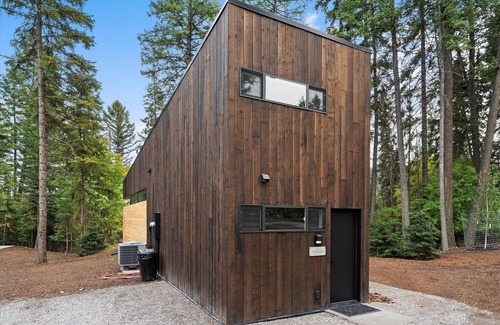 Lakeside Cabin | The Gallatin at Stoner Creek Cabins