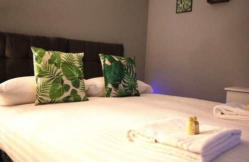 Birkenhead Apartment | The Gathering @ Liver House - Hot Tub - Near Liverpool