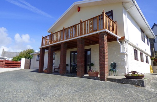 Roch House | The Gazebo, Holiday Home Newgale, Sleeps 3, 2 bedrooms, bathrooms
