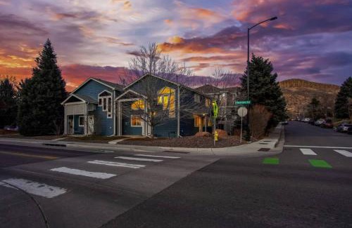 Golden House | The Golden Townhouse Walk to downtown Pets Welcome