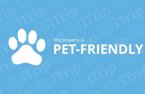 Golden House | The Golden Townhouse Walk to downtown Pets Welcome