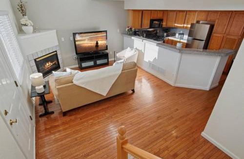 Golden House | The Golden Townhouse Walk to downtown Pets Welcome