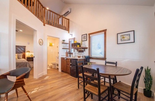 Elm Mott Ski Chalet | The Goldfinch Cabin (15 MIN to Magnolia & Baylor)