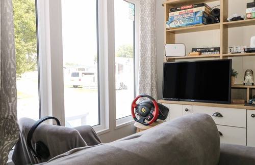 Chichester Cottage | THE GOODWOOD LODGE, pet friendly, with pool in Chichester