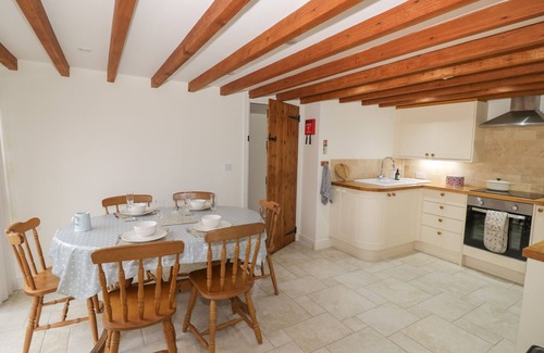 Evesham Cottage | THE GRANARY AT LANE END FARM, romantic, with a garden in Broadway