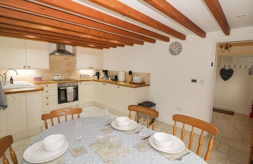 Evesham Cottage | THE GRANARY AT LANE END FARM, romantic, with a garden in Broadway