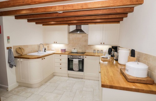 Evesham Cottage | THE GRANARY AT LANE END FARM, romantic, with a garden in Broadway
