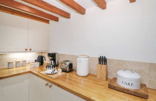 Evesham Cottage | THE GRANARY AT LANE END FARM, romantic, with a garden in Broadway