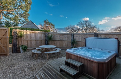 Ilton Cottage | The Granary Converted Barn in a Beautiful Rural Location, hot tub, 4 Star gold