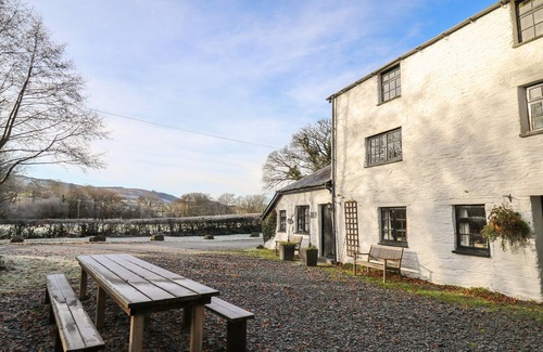 Machynlleth Cottage | THE GRANARY, family friendly, with open fire in Machynlleth