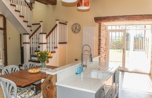 Witton Gilbert Cottage | THE GRANARY, pet friendly, with hot tub in Durham