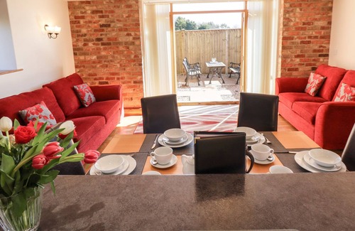 North Somercotes Cottage | THE GRANARY, pet friendly, with a garden in North Somercotes
