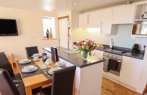 North Somercotes Cottage | THE GRANARY, pet friendly, with a garden in North Somercotes