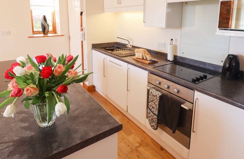North Somercotes Cottage | THE GRANARY, pet friendly, with a garden in North Somercotes