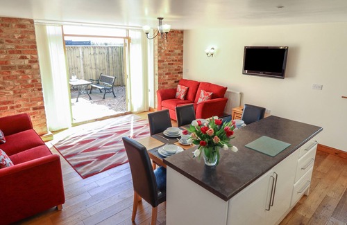 North Somercotes Cottage | THE GRANARY, pet friendly, with a garden in North Somercotes