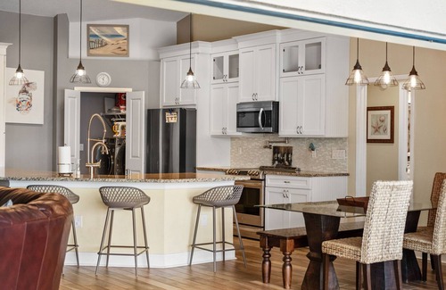 Apollo Beach House | The Gray Dolphin at Casa de Kingston — Waterfront Oasis in Apollo Beach