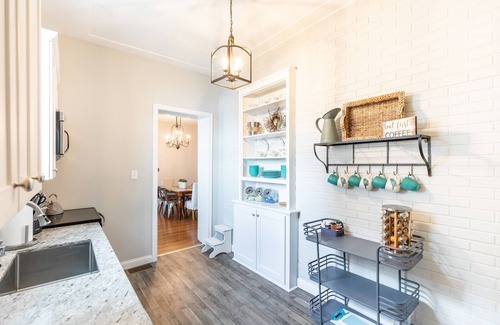 Dayton House | The Gray Whale. 6 BR 3 Baths. Three miles to Downtown Cincinnati. Sleeps 18+