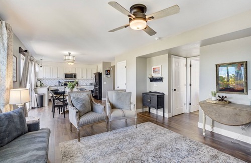 Peyton House | The Great Escape | 6BR Gym Hot Tub Pets OK!