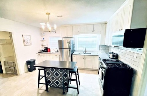 Fayetteville House | The great retreat - 1 mile from the University