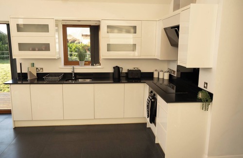 Aubourn Cottage | THE GREEN MONKEY, pet friendly, with hot tub in North Hykeham