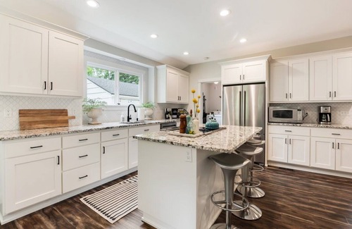 Dundee House | The Greenhouse: A Picturesque Pet-Friendly Home Walk-Friendly to Downtown Dundee