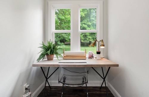 Dundee House | The Greenhouse: A Picturesque Pet-Friendly Home Walk-Friendly to Downtown Dundee