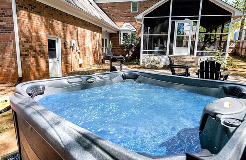 Greensboro House | The Greensboro Manor | HotTub + FirePit + Basketball Court + 15 Min To Sedgefield CC