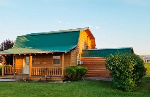 Dillon Cabin | The Grizzly-GREAT VIEWS!